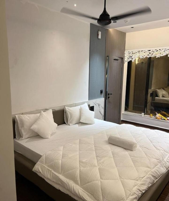 סוראט V Love Hotel מראה חיצוני תמונה