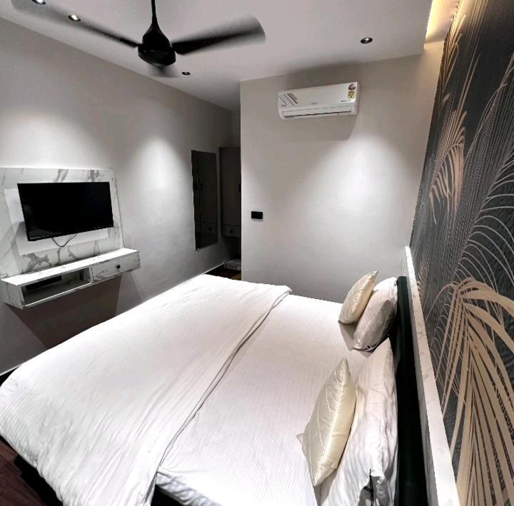 סוראט V Love Hotel מראה חיצוני תמונה