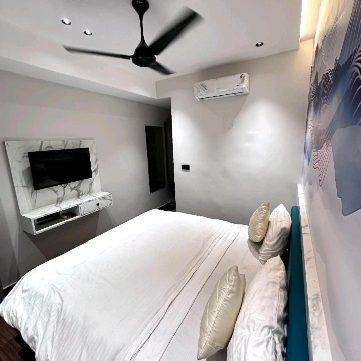 סוראט V Love Hotel מראה חיצוני תמונה