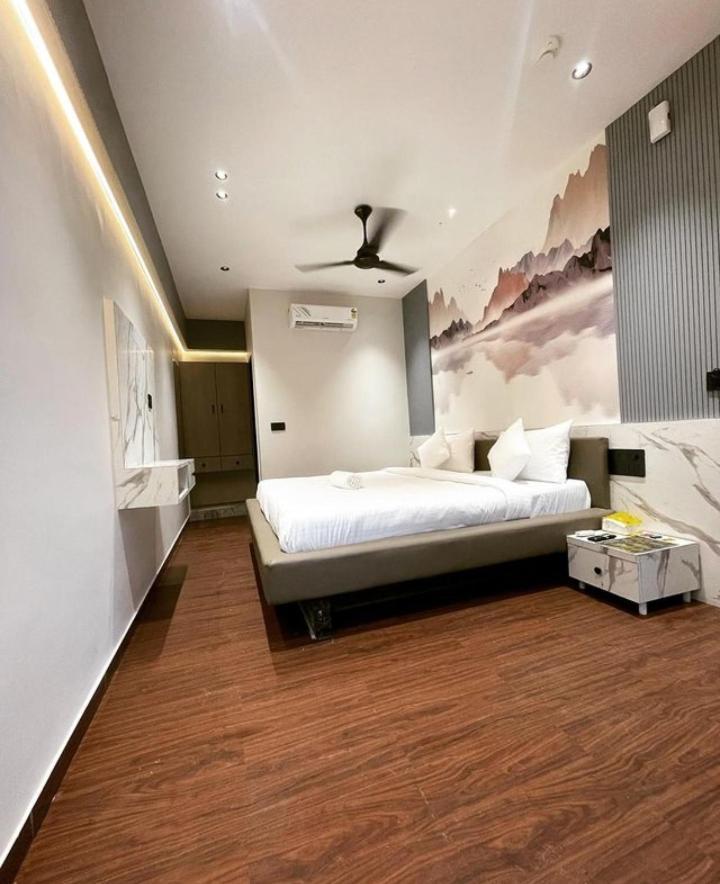 סוראט V Love Hotel מראה חיצוני תמונה