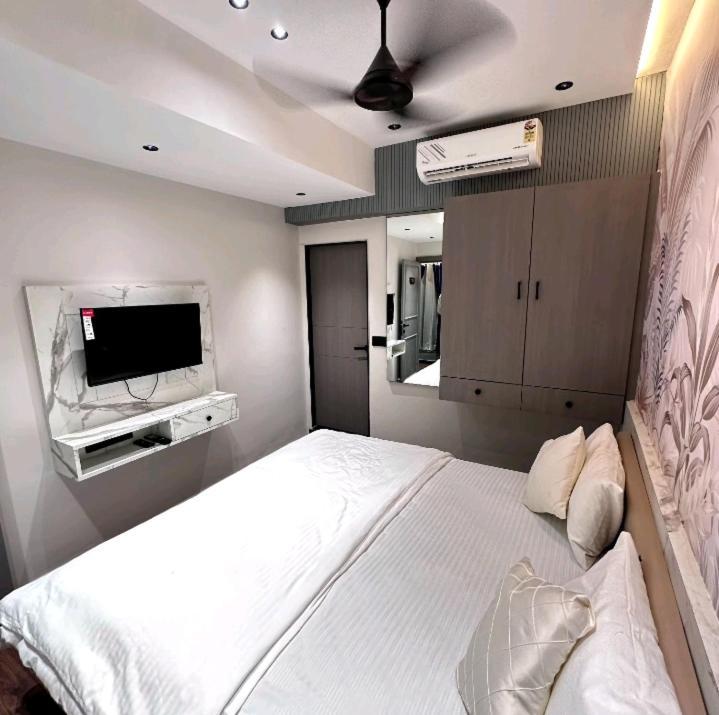 סוראט V Love Hotel מראה חיצוני תמונה