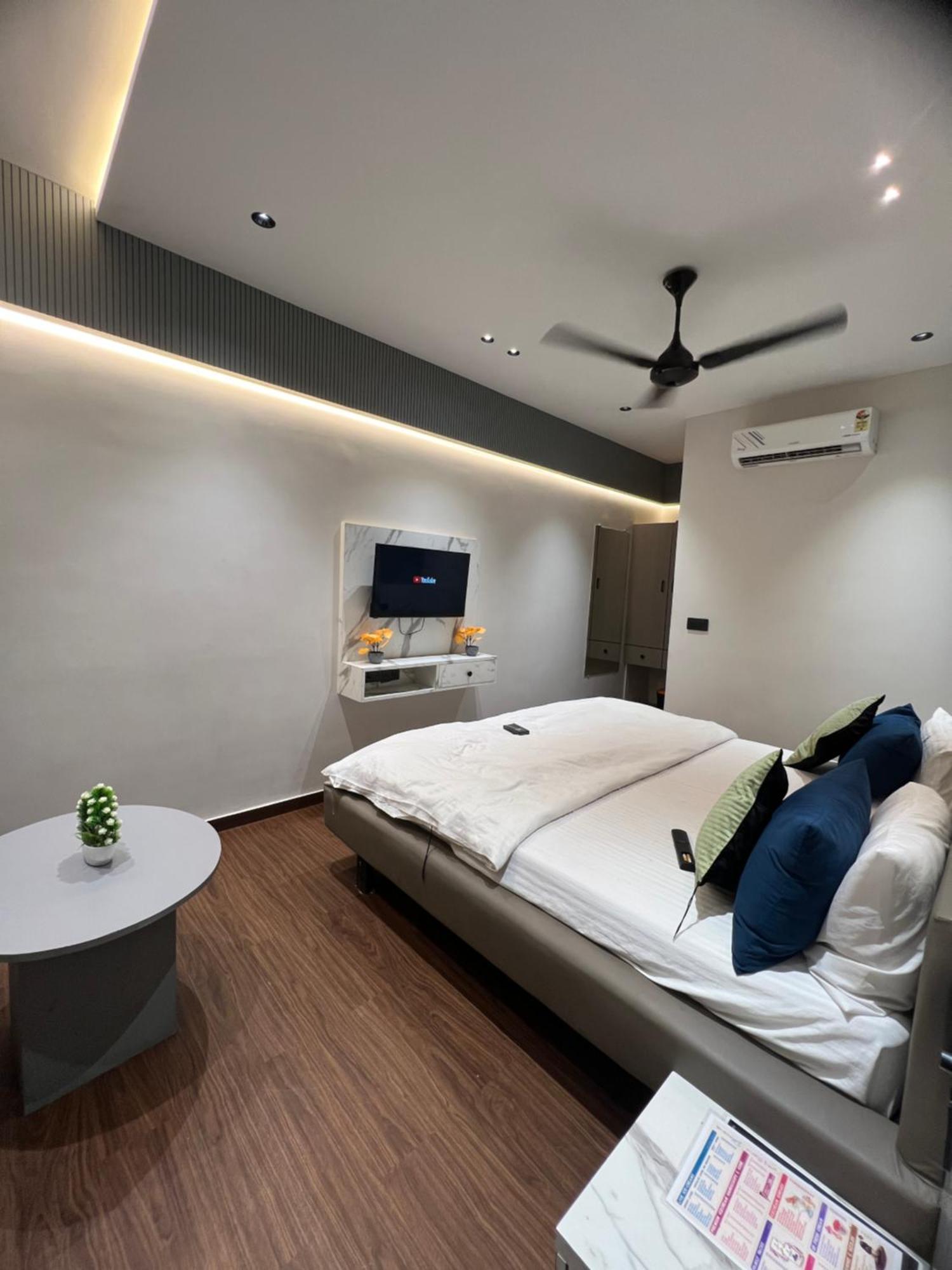 סוראט V Love Hotel מראה חיצוני תמונה